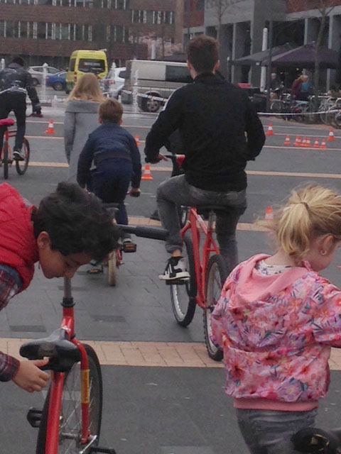 Winnaars gekke fietsjes parcours met bokaal naar huis!